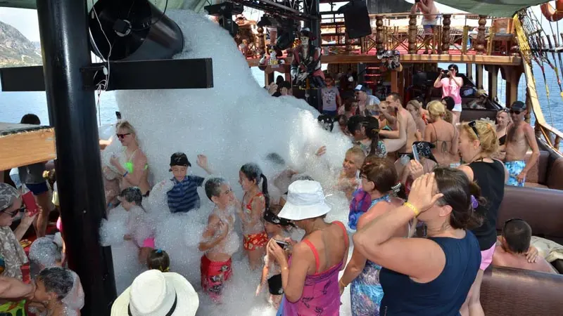 konakli foam party boat